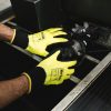 Trabajador utilizando guantes de protección térmica NITREX 360FCT amarillos y negros en entorno industrial