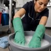 Profesional de limpieza utilizando guantes Nitrex 613 en tareas de lavado y desinfección