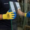 guantes anticorte Nitrex 243K sujetando cristal de forma segura