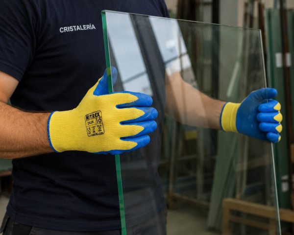 guantes anticorte Nitrex 243K sujetando cristal de forma segura