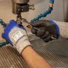 Operario usando guantes anticorte de protección mecánica nivel 5 de la marca Nitrex