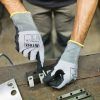 Uso de guantes de protección mecánica ligeros en un taller, distribuidos por Ecoepis