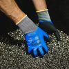 Guantes anticorte de nitrilo azules con recubrimiento robusto, trabajando con virutas metálicas
