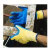 Trabajador usando guantes anticorte de protección mecánica azules y amarillos