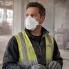 Operario utilizando mascarilla 3M Aura 9330 FFP3 en entorno de construcción con polvo en suspensión
