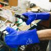 Operario utilizando guantes soldador NITREX S400A azules en trabajos de soldadura y manipulación metálica