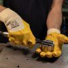 Operario utilizando guantes de nitrilo amarillos Nitrex 230 comprados en Ecoepis