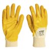 Guantes NITREX 230 amarillos utilizados por trabajador en obra.