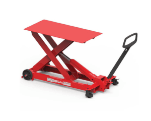 Mesa elevadora hidráulica MEGA 1500 kg roja con plataforma superior, elevación de tijera y mango de arrastre con ruedas, fondo blanco.