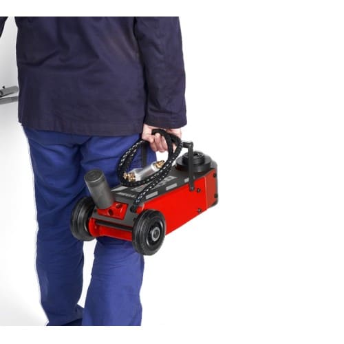 Transporte manual del gato oleoneumático portátil MEGA NP15-2B por su asa