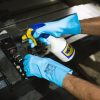 Operario utilizando guantes Nitrex 641 durante tareas de limpieza industrial con productos químicos