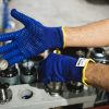 Operario utilizando guantes térmicos NITREX 299G en tareas de ingeniería y fabricación