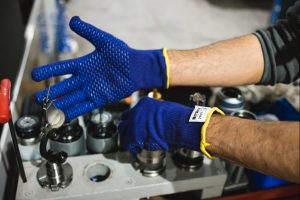 Operario utilizando guantes térmicos NITREX 299G en tareas de ingeniería y fabricación