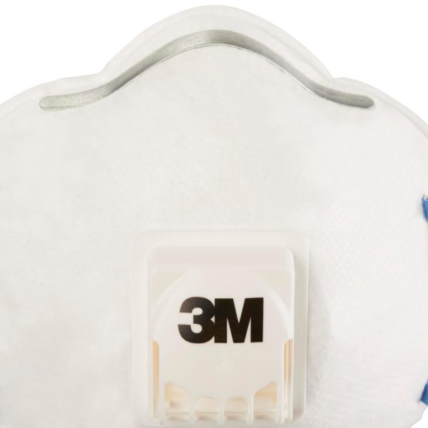 Macrofotografía enfocada en la parte superior del respirador industrial 3M 8822. Destaca el diseño ergonómico del puente nasal maleable y el diafragma de la válvula Cool Flow, diseñado para reducir el calor y evitar el empañamiento de gafas.