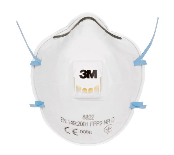 Fotografía de estudio en fondo blanco que muestra la cara frontal del respirador desechable 3M 8822. Se aprecian las bandas elásticas azules de sujeción, el clip nasal metálico y los códigos técnicos de certificación impresos en la parte inferior.