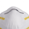 Primer plano del clip nasal de aluminio moldeable en la parte superior de la mascarilla para partículas 3M 8710.