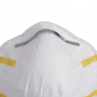 Primer plano del clip nasal de aluminio moldeable en la parte superior de la mascarilla para partículas 3M 8710.