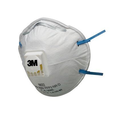 Vista lateral en perspectiva de tres cuartos del respirador de protección respiratoria 3M modelo 8822. Muestra la estructura de copa preformada y robusta que mantiene el espacio interior para facilitar la comunicación y la respiración.