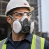 operario con mascarilla 3M y filtros P3 trabajando en construcción industrial