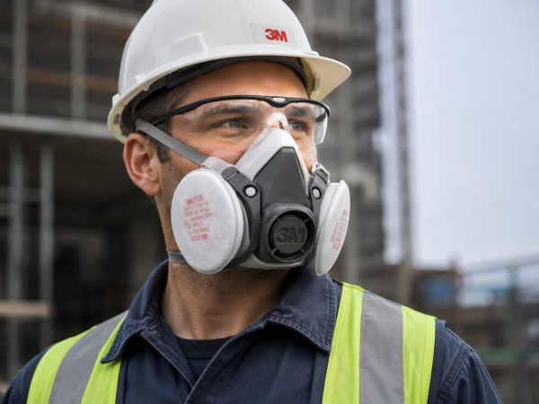 operario con mascarilla 3M y filtros P3 trabajando en construcción industrial