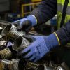 trabajador utilizando guantes anticorte Nitrex 241PC18 manipulando piezas metálicas cortantes