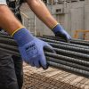 guante anticorte Nitrex 241PC18 sujetando barras de acero en obra de construcción