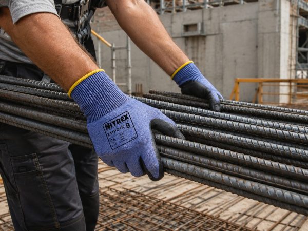 guante anticorte Nitrex 241PC18 sujetando barras de acero en obra de construcción