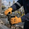 Operario utilizando guantes anticorte Nitrex 241OR manipulando válvulas industriales en planta petroquímica
