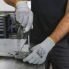 Trabajador usando guantes anticorte Nitrex 245P realizando montaje y ajuste de piezas metálicas con destornillador
