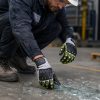 Operario recogiendo cristales rotos con guantes anticorte y antiimpacto 340RFI de alta protección industrial.