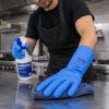 Operario limpiando superficie industrial con guantes Nitrex 645 resistentes a productos químicos
