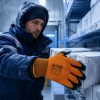 Operario manipulando cajas en cámara frigorífica con guantes térmicos NITREX 299TN