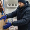 Trabajador manipulando cajas en cámara frigorífica con guantes térmicos NITREX 299G