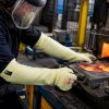 Trabajador industrial utilizando guantes térmicos largos NITREX 285L en manipulación de moldes y piezas calientes