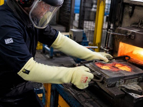 Trabajador industrial utilizando guantes térmicos largos NITREX 285L en manipulación de moldes y piezas calientes