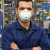 Operario de fábrica con mono azul utilizando la mascarilla de protección respiratoria 3M 8812 FFP1 con válvula en un entorno industrial.