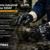 Trabajador manipulando chapas metálicas grandes con guantes Nitrex 520AF de alta resistencia y agarre en taller industrial.