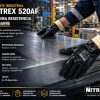 Operario sujetando una chapa metálica grande con guantes industriales Nitrex 520AF resistentes a abrasión y aceites.