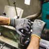guante Nitrex 250 manipulando maquinaria en entorno industrial húmedo