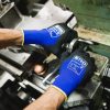 Operario manipulando tornillos y piezas metálicas con guantes NITREX 270NFP