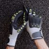 Primer plano de guantes industriales 340RFI con refuerzos antiimpacto y palma de nitrilo microtexturada.