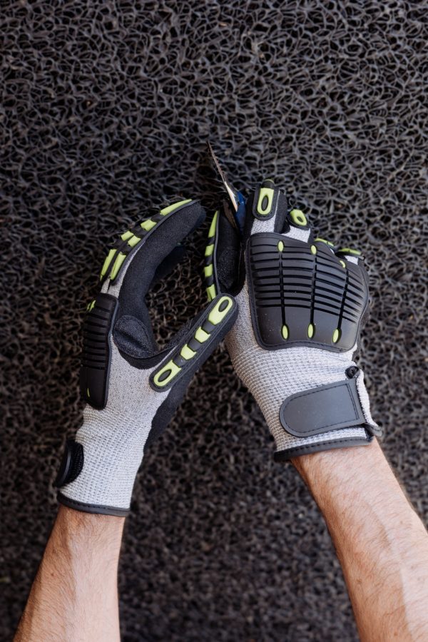 Primer plano de guantes industriales 340RFI con refuerzos antiimpacto y palma de nitrilo microtexturada.
