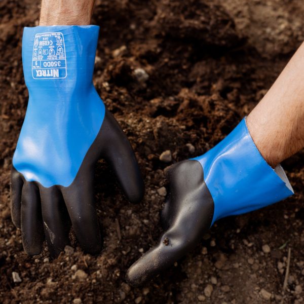 Detalle de guantes Nitrex 350DD resistentes a químicos utilizados en trabajos agrícolas y manipulación de tierra húmeda