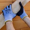 Operario sujetando piezas de madera con guantes anticorte Nitrex 241NF resistentes al desgaste y cortes