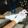 guante Nitrex 290 blanco manipulando panel de control industrial