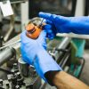 Trabajador utilizando guantes Nitrex 645 en tareas de mantenimiento y manipulación industrial