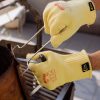 Guantes NITREX 285 utilizados para manipular herramientas y piezas calientes en entorno industrial
