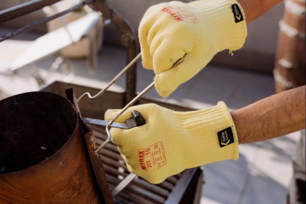 Guantes NITREX 285 utilizados para manipular herramientas y piezas calientes en entorno industrial